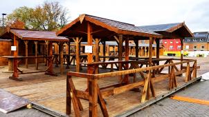 <p>Der Aufbau der Eisbahn ist in vollem Gange.</p>