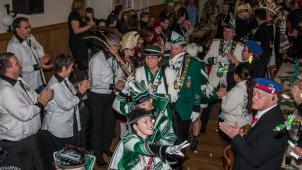 <p>Das Kindergespann genießt den Einmarsch mit einer Menge Spaß.</p>