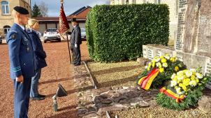 <p>Bei der Kranzniederlegung am KMILE: Bürgermeisterin Claudia Niessen und Oberstleutnant Kurt Maertens.</p>