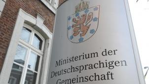 <p>Am 1. Oktober 1990 hatte der damalige RDG ein Dekret verabschiedet, das den Festtag, das Wappen und die Fahne der Deutschsprachigen Gemeinschaft einführte. In Silber ein roter Löwe begleitet von neun blauen Fünfblättern, von einer Königskrone überhöht – so sieht das Wappen aus.</p>
