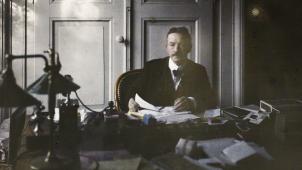 <p>Separatistenführer Leo Deckers am Schreibtisch des Regierungspräsidenten</p>
