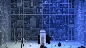<p>Stefano Poda schuf für „Les Contes d'Hoffmann“ ein beeindruckendes Kuriositätenkabinett als Einheitsbühnenbild.</p>