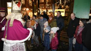 <p>Nikolaus ist beim Türchenöffnen auf dem Markt dabei.</p>