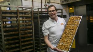 <p>Andreas Klein zeigt ein Blech mit frisch gebackenen Printen.</p>