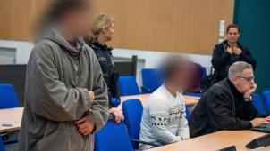 <p>Nach dem gewaltsamen Tod eines 56-jährigen Eifelers sind zwei Männer vor dem Landgericht Trier wegen Mordes verurteilt worden. Der 21-Jährige erhielt eine Jugendstrafe von 13 Jahren, der 27-Jährige eine lebenslange Gefängnisstrafe.</p>