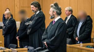 <p>Rund neun Monate nach einer schweren Explosion in einem Modegeschäft in der Fußgängerzone von Eschweiler hat vor dem Landgericht in Aachen der Prozess gegen die beiden Inhaber begonnen.</p>
