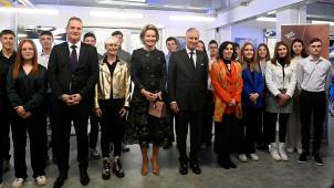 <p>König Philippe und Königin Mathilde (Mitte) besuchen das Deutsche Zentrum für Luft- und Raumfahrt und treffen mit Ministerpräsident Oliver Paasch (4.v.l.) und Außenministerin Hadja Lahbib (7.v.r.) auf Schüler der BS St. Vith.</p>