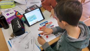 <p>Die Schülergemeinschaft aus der Grundschule Kettenis bei den Vorbereitungsarbeiten zur diesjährigen Schneeklasse. Dabei benutzen verschiedene Arbeitsformen.</p>