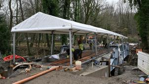 <p>In der vergangenen Woche montierte Langesthal-Brücke ist weiter im Aufbau – nun unter dem schützenden Zeltdach.</p>