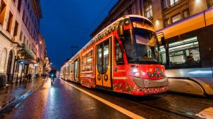 <p>Seit dem 13. Dezemberfährt die Weihnachtstram durch die Hauptstadt.</p>