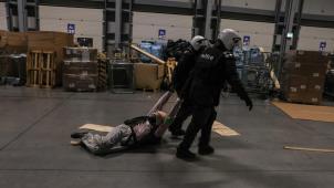 <p>Nachdem die Aktivisten in ein Lager eingedrungen waren, räumte die Polizei die Halle.</p>