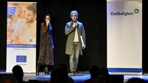 <p>Didier Scheuren mit Moderatorin Heike Verheggen</p>