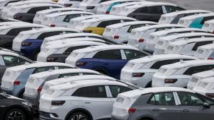 <p>Neuwagen des Typs ID.3 und ID.4 stehen auf einem Parkplatz im Zwickauer Volkswagen-Werk.</p>