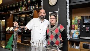 <p>Alles im Griff: Daniel Willems und Christel Spieshöfer betreiben seit Oktober das KTC-Clubheim.</p>
