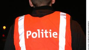 <p>Die Polizisten nahmen zwei Männer fest.</p>