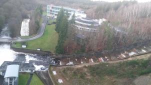 <p>Reichlich Wasser sieht man links abfließen, rechts ist Baustelle.</p>