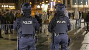 <p>Vor dem Pontifikalamt im Kölner Dom zum Jahresabschluss mit Kardinal Woelki werden die Gottesdienstteilnehmer durch Einsatzkräfte der Polizei kontrolliert.</p>
