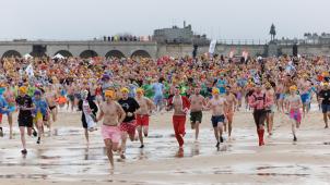 <p>Mit Anlauf ins eisklate Nass</p>