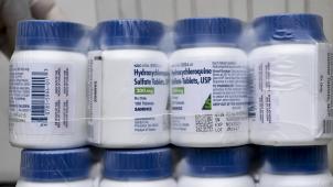 <p>Der u. a. bei der Behandlung von Malaria verwendete WirkstoffHydroxychloroquin galt zu Beginn der Corona-Pandemie als Hoffnungsträger bei schweren Corona-Erkrankungen. Es dauerte einige Monate, bis man erkannte, dass das Medikament bei Corona zum Tod führen kann.</p>