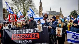 <p>Israelische Sympathisanten bei einer Demonstration während der Anhörung vor dem Internationalen Gerichtshof zu der Völkermord-Klage Südafrikas gegen Israel.</p>