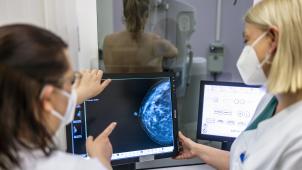 <p>Medizinisches Personal untersucht mit einer Mammografie die Brust einer Frau auf Brustkrebs.</p>