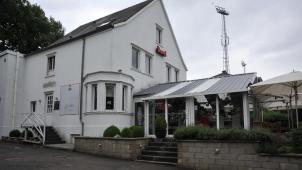 <p>Die  Flutlicht -Anlage am Fußballstadion der AS ragt gleich hinter dem  Lighthouse  am Kehrweg empor.</p>