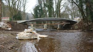<p>Die Behelfsträger an der neuen Langesthaler Brücke sind seit Freitag weg, das Bauwerk wird nun sichtbar. Bis Radfahrer und Fußgänger die neue Flussüberquerung dann auch nutzen dürfen, dauert es aber noch eine Weile.</p>
