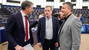 <p>Premier De Croo (l.) im Gespräch mit Pascal Arimont und dessen Fraktionskollegen Benoît Lutgen (M.)</p>