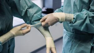 <p>Ärzte aus verschiedenen Bereichen arbeiteten zusammen, um den Tumor zu entfernen.</p>