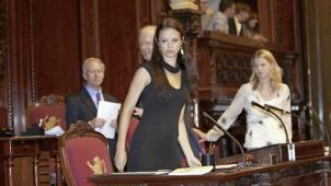 <p>Juli 2010: Kim Geybels (l.) und Claudia Niessen (rechts) gehören als jüngste Senatsmitglieder bei der konstituierenden Sitzung des Senates zum vorübergehenden Vorstand.</p>