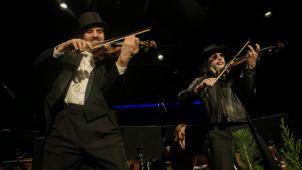 <p>Mathieu Michel und Apolonio Arias geraten mit ihren Geigen in einen clownesken „Streit“.</p>