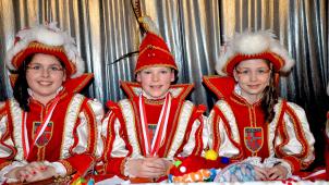 <p>Am Sonntagnachmittag wurde der Büllinger Kinderprinz Leon I. in Rocherath proklamiert. Zur Seite stehen ihm die Pagen Mona (l.) und Emmelie (r.).</p>