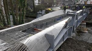 <p>Zwei Brückenträger für die Flussquerung zwischen Haagen- und Weserstraße sind gestern montiert worden. 30 Tonnen pro Ladung brachten die Schwertransporter: Zehn für die Brückenelemente, 20 für die Mulden.</p>