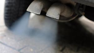 <p>Abgase strömen aus dem Auspuff eines Autos mit Dieselmotor.</p>