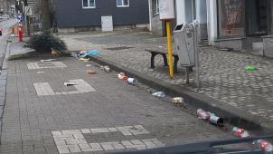 <p>Zerzauster Müllsack und reichlich Plastik am Kaperberg.</p>