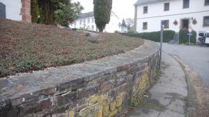 <p>An der Pfarrkirche in Thommen wird im Frühjahr die Mauer erneuert.</p>