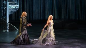 <p>Corinne Winters (Rusalka) und Evgeny Stavinsky (Wassermann)überzeugen in ihren Rollen. Fotos: J. Berger ORW Liège</p>