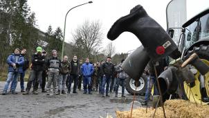 <p>Viel Symbolkraft war am Mittwochmorgen mit im Spiel: Die Kundgebung fand an der deutsch-belgischen Grenze statt, um darauf aufmerksam zu machen, dass die Probleme der Landwirte europäischer Natur sind. Außerdem ist der umgedrehte Stiefel an einem Stock Zeichen des Protestes geworden – nach dem Motto: „Wir lassen uns nicht ausrangieren.“</p>