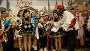 <p>Huldvoll nimmt der neue Prinz Henrik I. (Groteclaes) das Mikrofon entgegen. Neben ihm seine Pagen Hanna und Mayla.</p>