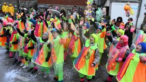 <p>Ein Accessoire, das auch in diesem Jahr nicht fehlen darf: der Regenponcho.</p>