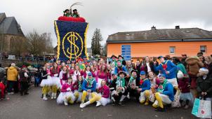 <p>Glücksgefühl pur beim Rosenmontagszug in Oudler: S.T. Prinz Dominik mit seinen charmanten Pagen Marie und Katja auf dem Prinzenwagen.</p>