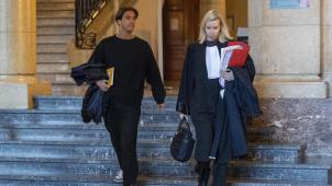<p>Nicolas Caeyers (links)und seine Anwältin An-Sofie Raes(rechts)verlassen das Gerichtsgebäude in Löwen.</p>