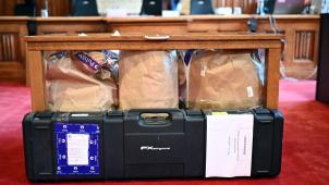 <p>Ein Teil der Beweisstücke im Gerichtssaal: Insgesamt wurden über 30 forensische Gutachten erstellt.</p>