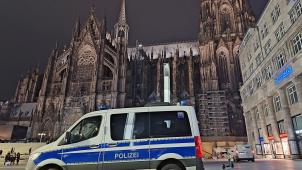 <p>Ein Einsatzfahrzeug der Polizei steht vor dem KölnerDom.</p>