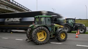 <p>Um sieben Uhr hatten Landwirte, überwiegend aus dem frankofonen Raum, am Freitag die E40 einspurig in Beschlag genommen. Um 14 Uhr beendeten sie ihre Aktion.</p>