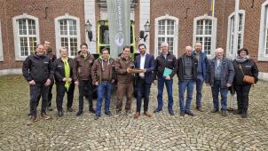 <p>Damit die Saat aufgeht: Neben ihrem „Forderungsschreiben“ überreichten die Vertreter des ostbelgischen Bauern dem DG-Raumordnungsminister Antonios Antoniadis am Dienstag symbolisch „einen Korb voller Ackerboden“.</p>