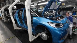 <p>Montage eines elektrischen ID.3 im Werk von Volkswagen in Zwickau.</p>