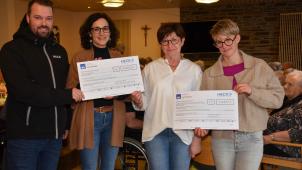 <p>Christianne Heck und Raphael Bodarwé (Heck) sowie Melanie Knips (IG) übergeben der Leiterin der Animationsgruppe, Elisabeth Töller-Schoffers (2.v.r.), großzügige Spenden.</p>