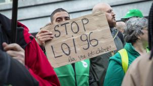 <p>Das Lohngesetz von 1996 ist seit jeher ein Zankapfel zwischen Arbeitnehmern und Arbeitgebern, zwischen rechten und linken Parteien (hier eine Demo im April 2022 in Brüssel).</p>