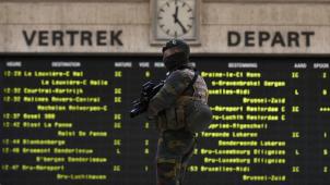 <p>Ein bewaffneter Soldat patrouilliert im Brüsseler Zentralbahnhof.</p>